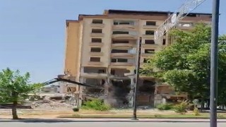 Gaziantepte ağır hasarlı bina kontrollü şekilde yıkıldı