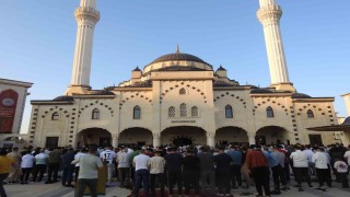Gaziantepte bayram namazında camiler doldu taştı