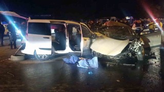 Gaziantepte iki araç kafa kafaya çarpıştı: 5 ölü, 2 yaralı