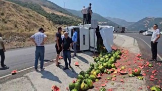 Gaziantepte virajı alamayan karpuz yüklü kamyonet yan yattı