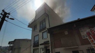 Gebzede 3 katlı binanın çatısında çıkan yangın kontrol altına alındı
