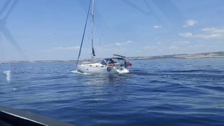 Gelibolu açıklarında rotası İtalya olan yelkenli teknede 51 kaçak göçmen ile 2 göçmen kaçakçısı şüphelisi yakalandı