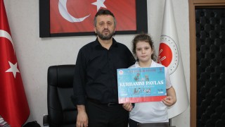 Genç Hafız, Biriktirdiği Harçlıklarıyla Filistin’e Kurban Bağışında Bulundu