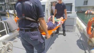 Gezi teknesinde rahatsızlanan vatandaşa tıbbi tahliye