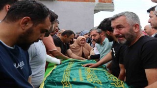 Göçük altına kalarak hayatını kaybeden 3 işçi gözyaşları arasında toprağa veriliyor