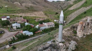 Görenler dönüp bir kez daha bakıyor, minareyi bulan camiyi bulamıyor