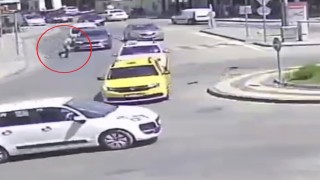 Görenleri hayrete düşüren kaza kamerada... Otomobilin çarpmasıyla savruldu hiçbir şey olmamış gibi yoluna devam etti