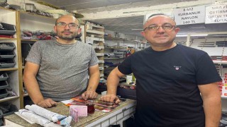 Görme engeline rağmen 25 yıldır bıçak biliyor