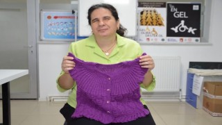 Görme engelli Çiler Kocaman dünyasını örgüyle güzelleştiriyor