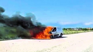 Gübre satmak için mahalleleri dolaşan araç metal yığınına döndü