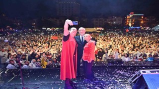 Gül festivalinde sağanak altında Kıraç rüzgârı