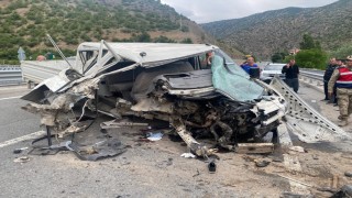 Gümüşhane-Trabzon yolunda kamyonet bariyerlere çarptı: 1 ölü, 3 yaralı