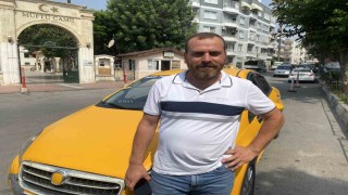 Günün kahramanı taksici: Caddeyi geçip insanların üzerine giden otomobili durdurdu