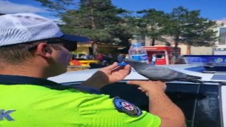 Güvercine su içiren trafik polisi merhametiyle yürekleri ısıttı