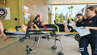 Hafif ticari araca çarpan motosiklet sürücüsü ağır yaralandı