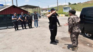 Hakkari Emniyet Müdürü Yılmaz, Yüksekovada polislerle bir araya gelerek bayramlarını kutladı
