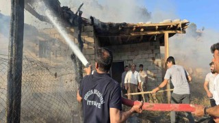 Hakkaride korkutan yangın: Bin 100 balya ot kül oldu