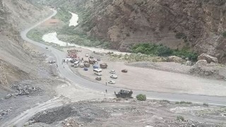 Hakkaride midibüs devrildi, 6 asker yaralandı