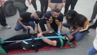 Hakkaride otomobil ile motosiklet çarpıştı: 1 yaralı