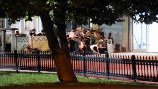 Hakkında yakalama kararı olan şahıs polise ateş açıp dükkana saklandı: Yaralı halde 6 saat direndi