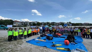 Halk plajında su altında temizlik yapan cankurtaranlar acı tabloyu gözler önüne serdi