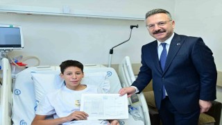 Hastanede tedavi gören öğrencilere karnelerini Vali Aksoy dağıttı
