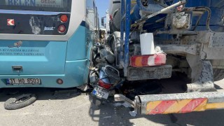 Hatayda minibüs ile beton mikseri arasında kalan motosikletli yaralandı