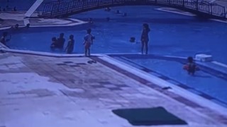 Havuza düşen 3 yaşındaki çocuk cankurtaranın müdahalesiyle kurtuldu