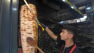 Hem okuyor hem döner kesiyor