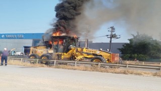 Hendek Belediyesinin greyderi alev topuna döndü