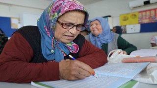 Hepsi torun sahibi: Adanalı ninelerin okuma azmi