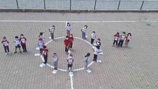 Hilal öğretmen eTwinning projeleri ile öğrencilerini hem eğlendirdi hem de eğitti
