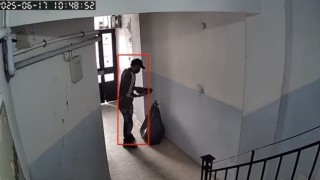 Hırsız ayakkabıları büyük siyah poşete doldurup kaçtı