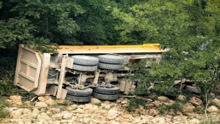 Hızlı tren inşaatında çalışan hafriyat kamyonu devrildi