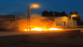 Iğdırda dökülen çöpler alev aldı, elektrik direği yandı