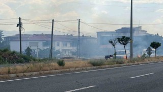 Iğdırda yaşlı kadın uluslararası yolun ayırıcı kısmındaki otları ateşe verdi