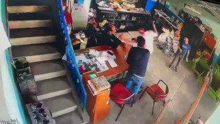İki esnafın kavgasında çekiçli saldırı kamerada
