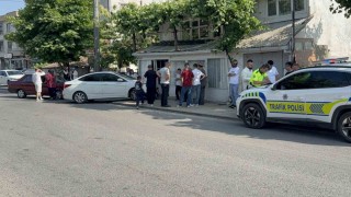 İki otomobil çarpıştı, duramayan araç evin duvarına çarptı