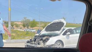 İki otomobil kafa kafaya çarpıştı: 8 yaralı