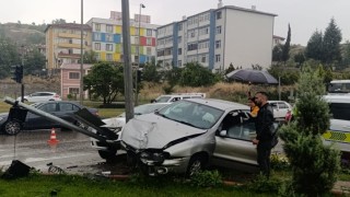 İki otomobilin çarpıştığı kazada 3 kişi yaralandı