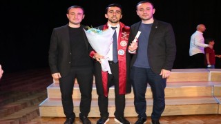 İkiz doktorların kardeşi de doktor oldu
