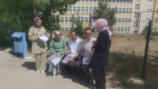 İkiz kardeşler kızlarıyla birlikte YKSye girdi