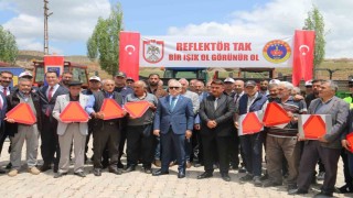 İl Jandarma Komutanlığı, artan traktör kazalarını önlemek için reflektör dağıttı