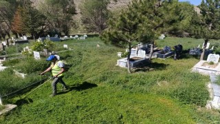 İl Özel İdaresi ekipleri mezarlıklarda bayram temizliği başlattı