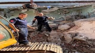 İnşaat yıkım alanında sıkışan yavru kedi kurtarıldı