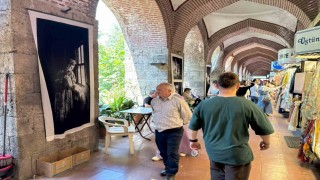 İpekböceğinin hikayesi ipek kumaşa basılan fotoğraflarla Kozahanda sergileniyor
