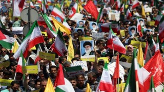 İranda yüzbinler sokaklara döküldü