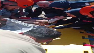 İş makinesi elektrik tellerine temas etti, 1 işçi yaralandı