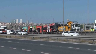 İstanbulda Haliç Köprüsünde arızalı metrobüsü çeken yol yardım aracı kaza yaptı