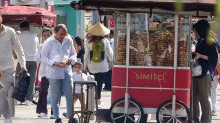 İstanbulda sıcak hava bunalttı: Taksimde turistler şemsiye ile gezdi